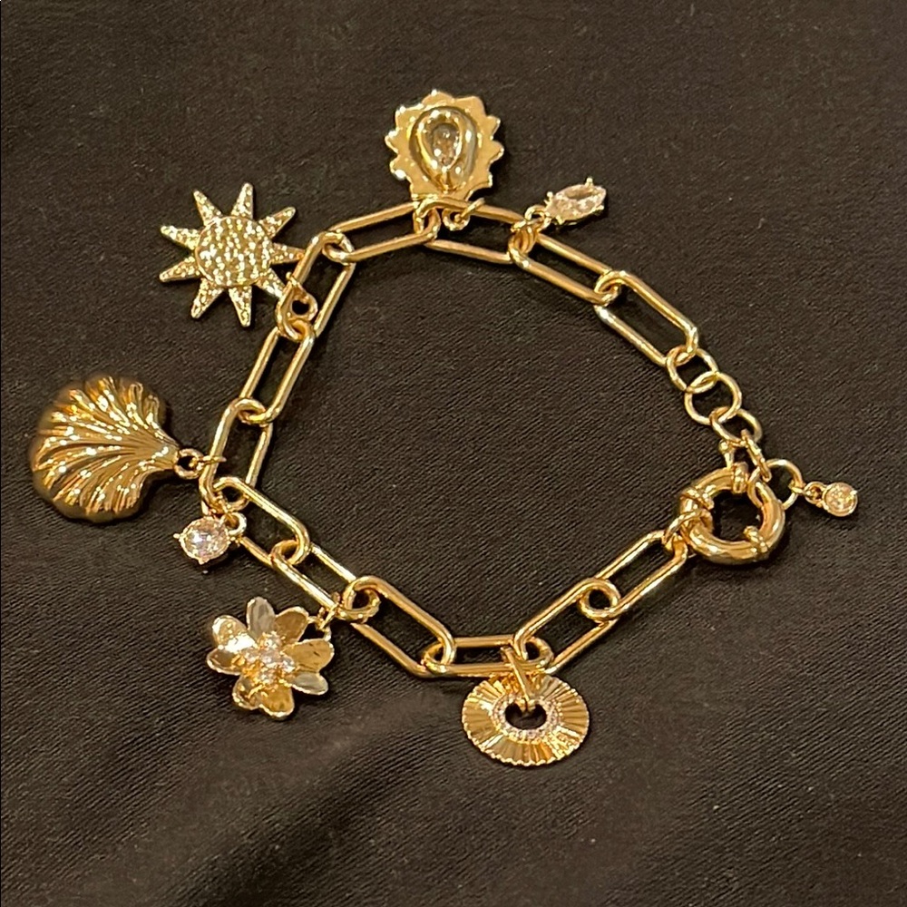 New On 34th Macy’s Gold Chunky Charm Bracelet/ 8 Beautiful charms!